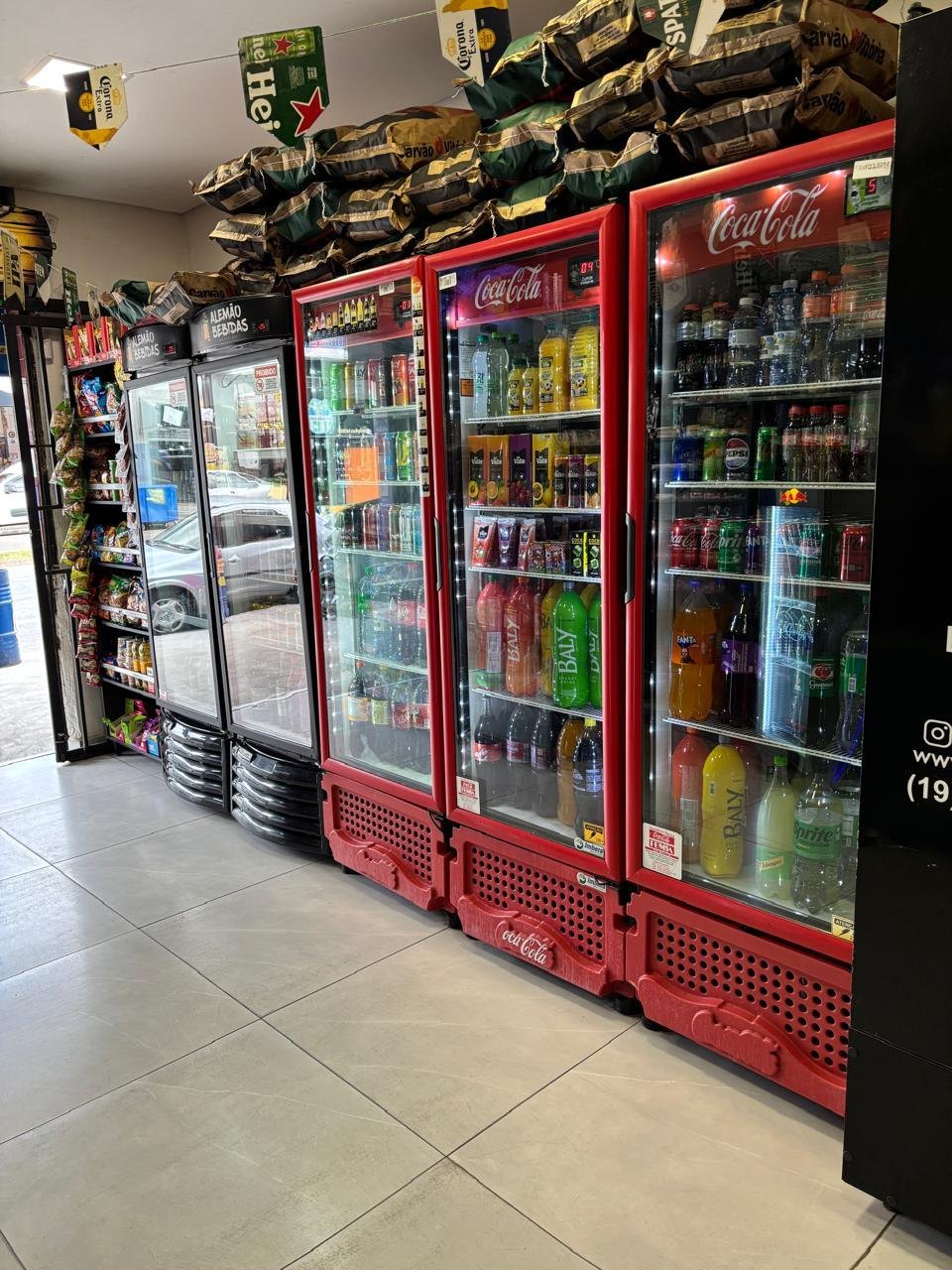 Linha de geladeiras e expositores refrigerados