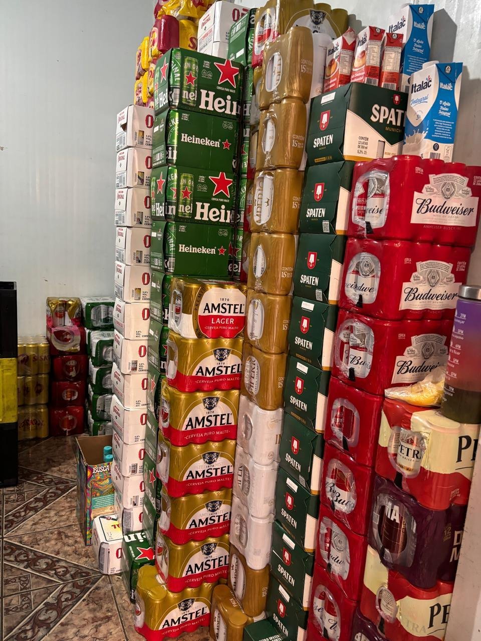 Estoque de bebidas em caixas