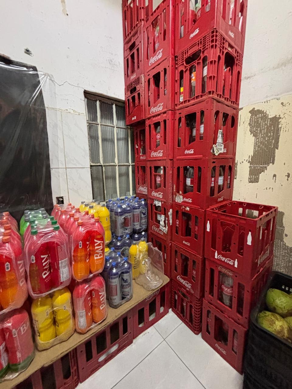 Engradados e bebidas armazenadas