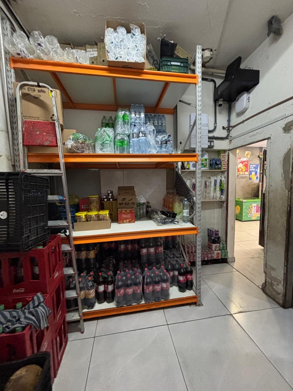 Prateleira de apoio e área de estoque