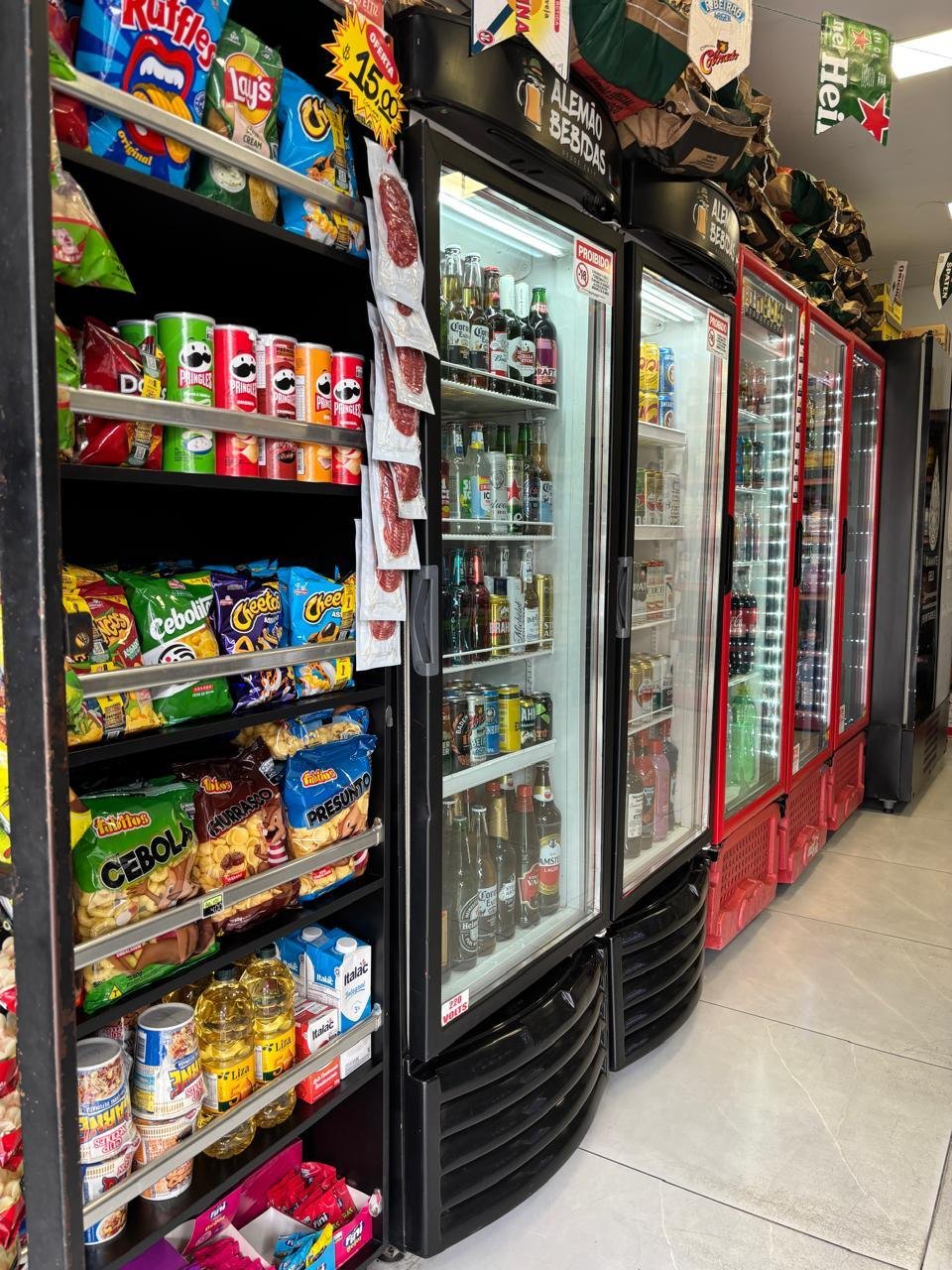 Geladeiras e prateleiras da adega
